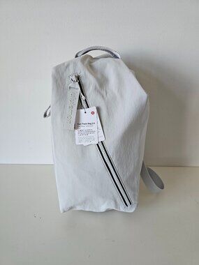 NWT LULULEMON VPOR Vapor Light Grey Fast Track Bag 2.0, 10 Litre